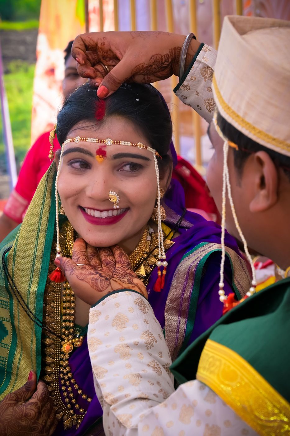 A Maharashtrian bride in mundavalya pearls and a paithani sari